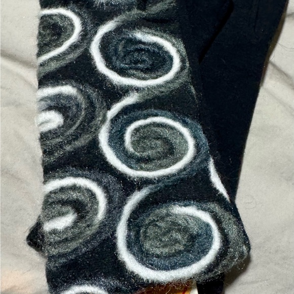 Chic Swirl Patterned Women's Gloves NWT - Picture 3 of 4